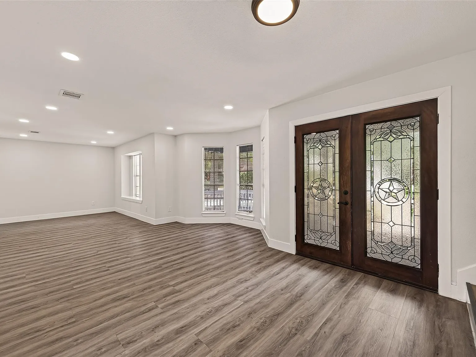 4 bed, 2.5 bath, 2322 sqft, $2,500 — Photo 3