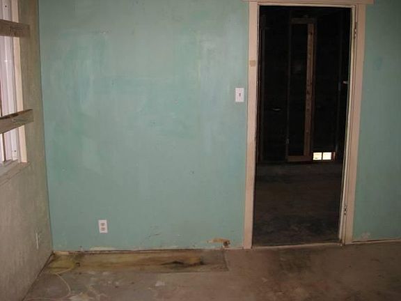 3rd image of 1913 Essex Ave