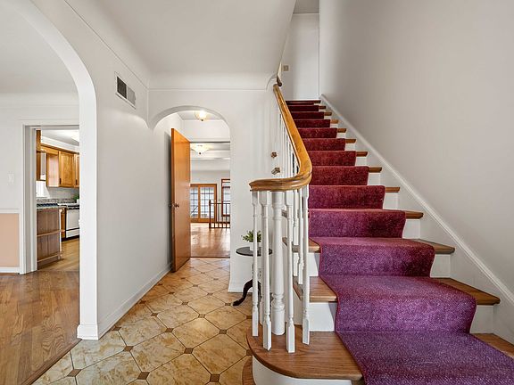 3rd image of 905 S Seminary Ave