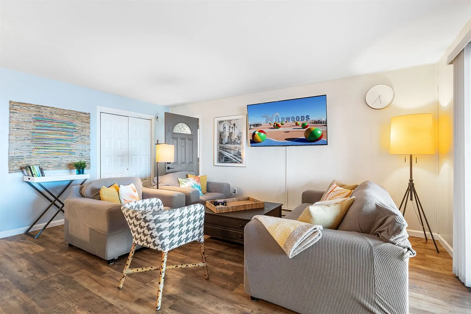 2 bed, 1.0 bath, $8,204 — Photo 2