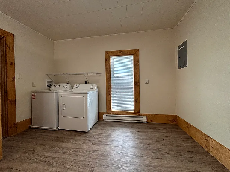Bathroom / Laundry Suite