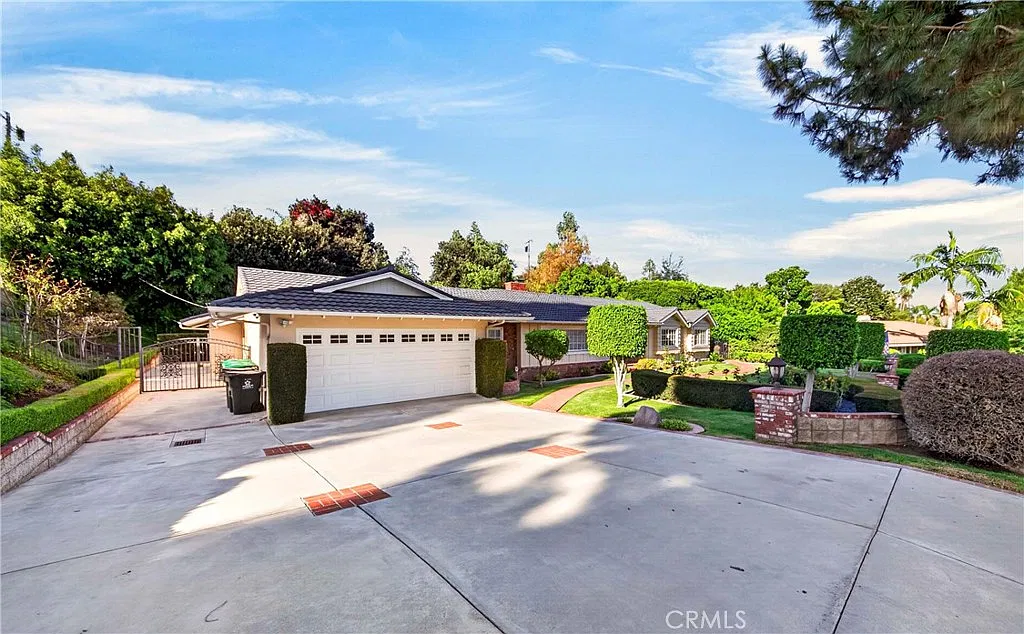 4 bed, 3.5 bath, 3295 sqft, $8,000 — Photo 2