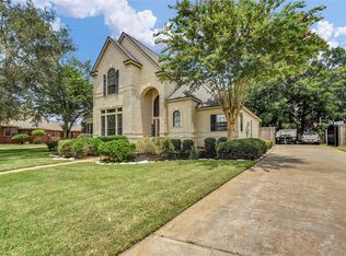 208 River Oaks Dr, Lake Jackson, TX 77566