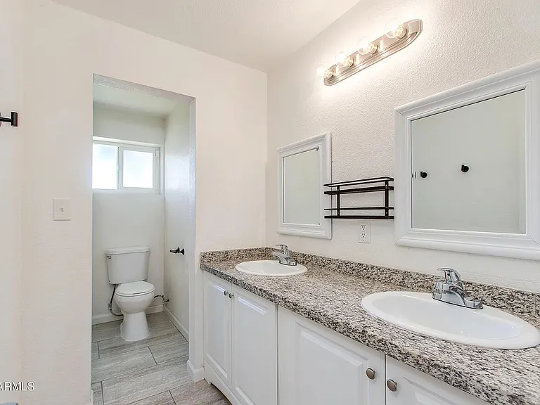 5657 N 39th Ave — Photo 16