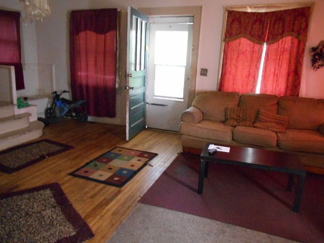 2nd image of 115 E Swayzee St