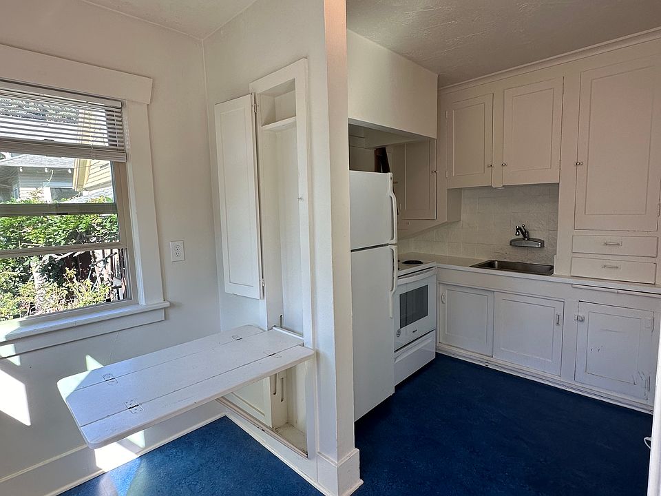 eat in kitchen with French doors, views of west hills and downtown from table!