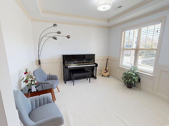 5th image of 16 Hawthorne Ln