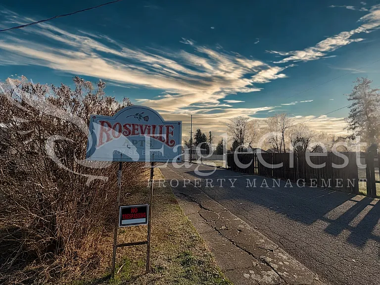 223 SE Roseville Ln — Photo 1
