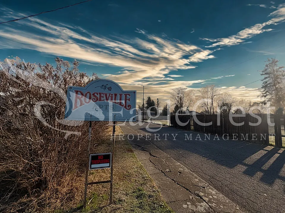 223 SE Roseville Ln