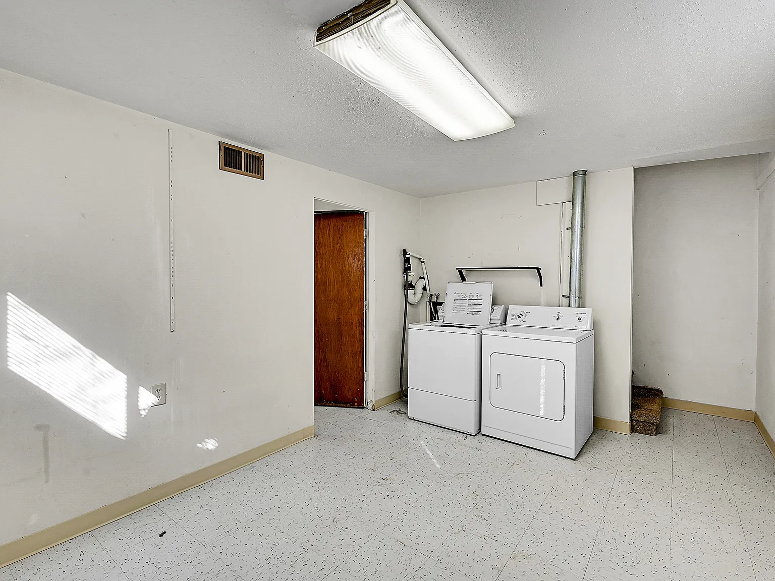 3 bed, 1056 sqft, $2,250 — Photo 3