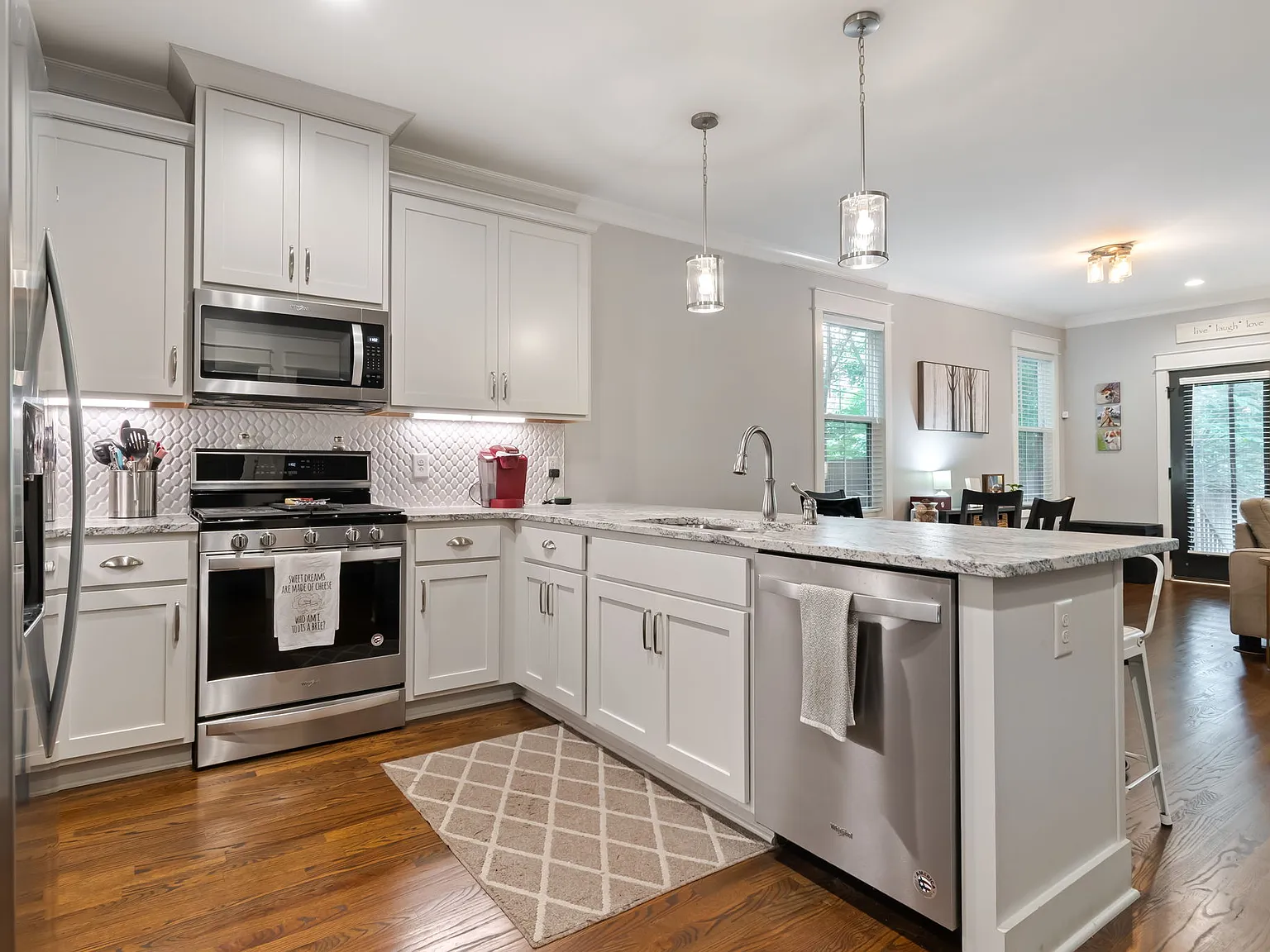 3 bed, 1720 sqft, $3,495 — Photo 4