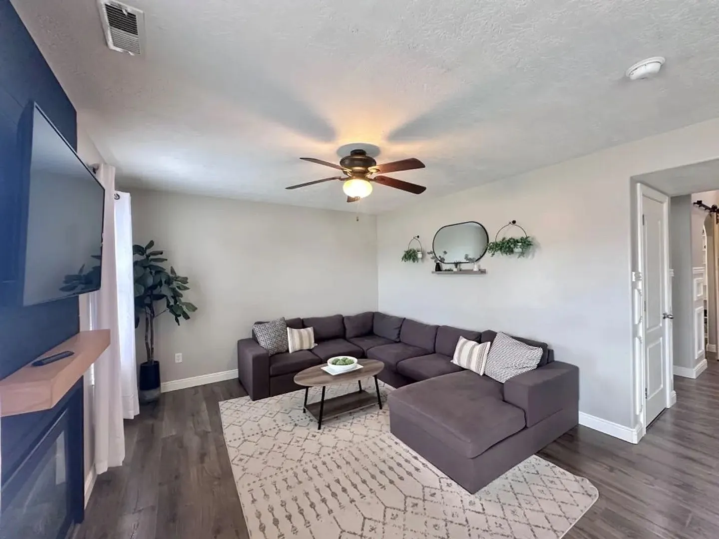 Gorgeous and Spacious 5 Bedroom House — Photo 4
