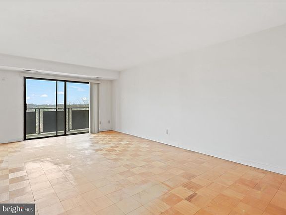 5th image of 6001 Arlington Blvd APT 819