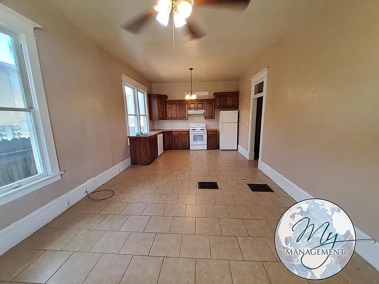 4 bed, 1.0 bath, 1400 sqft, $1,300 — Photo 25
