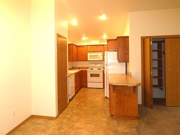 5th image of 287-289 Gwinn St E