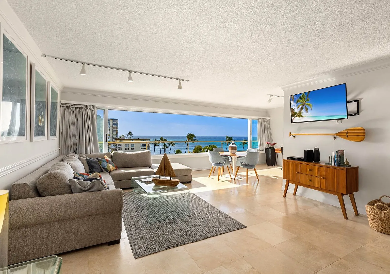 Elegant 2BR Diamond Head Condo w/ Luxury Diamond Head Views & Designer Touches — Photo 1