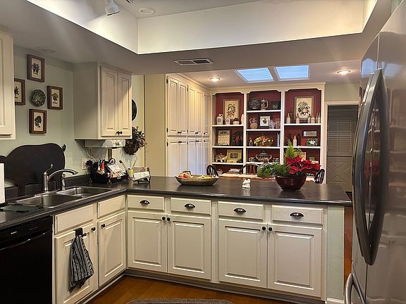 5th image of 303 Oak Center Pl