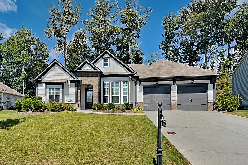 3 bed, 2.0 bath, 2423 sqft, $2,750 — Photo 1