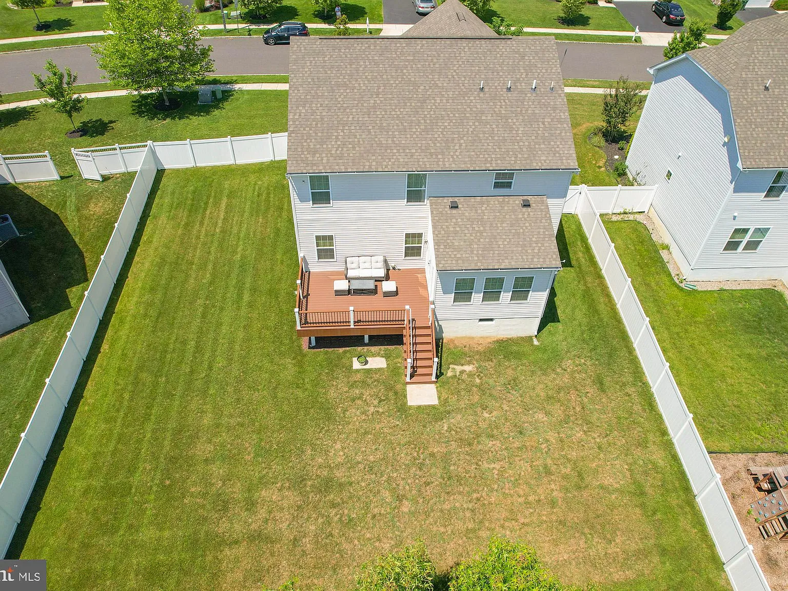4 bed, 2.5 bath, 2698 sqft, $4,000 — Photo 2