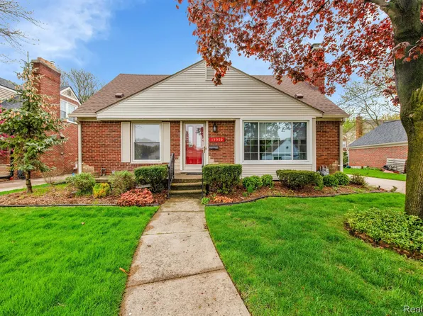 19950 W Emory Ct, Grosse Pointe Woods, MI 48236