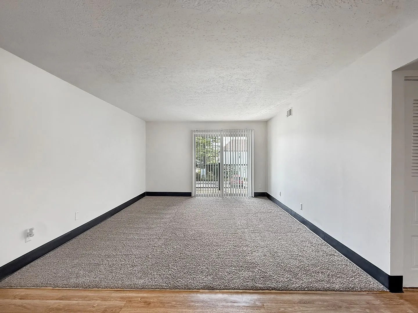 Deposit $0 1 Bed, 1 Bath $889/Mo+ Evansville, Indiana — Photo 2