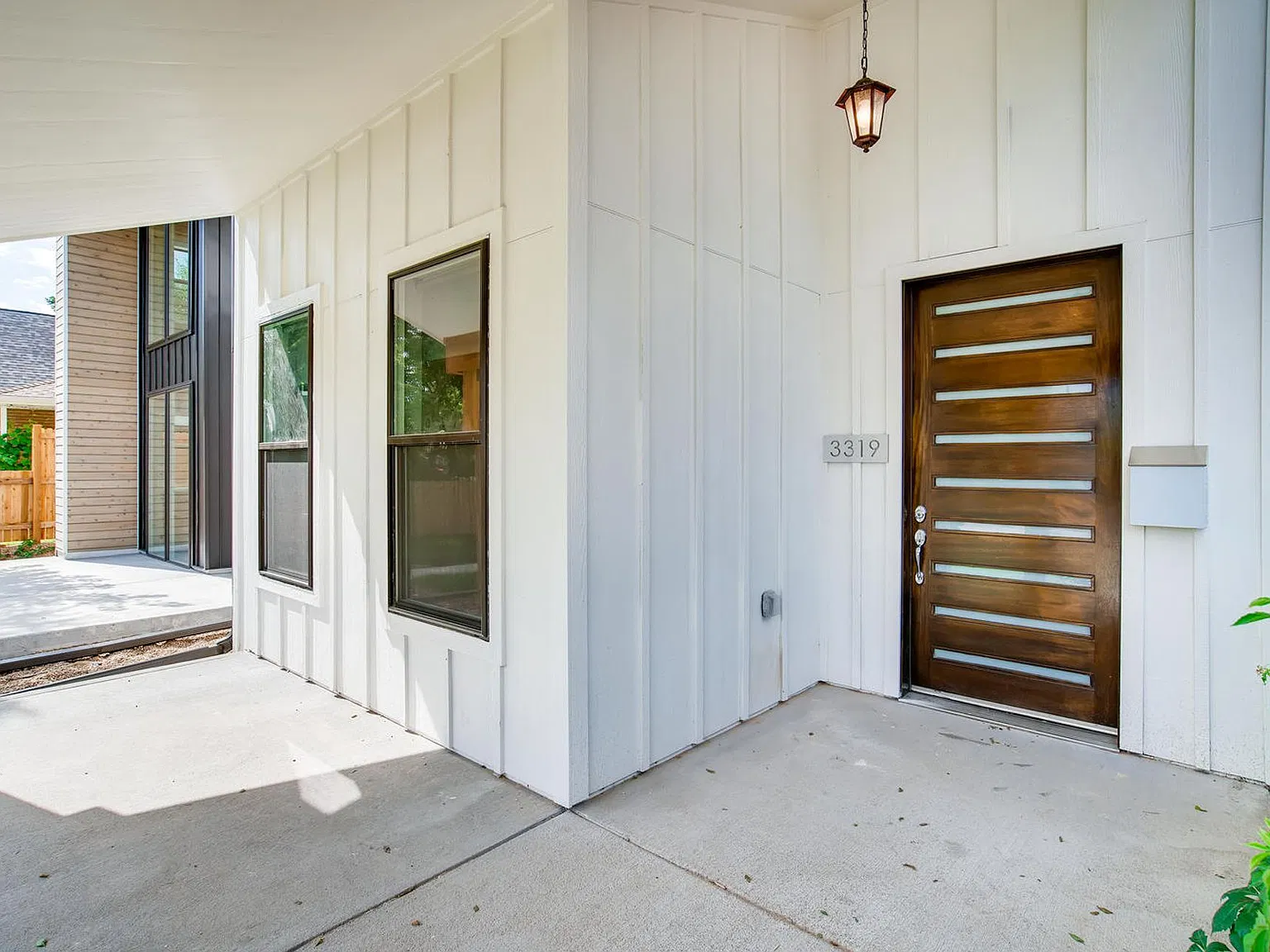 Amazing Single Family home with 3 bed, 3 bath + Den and 2 car garage with back yard — Photo 3