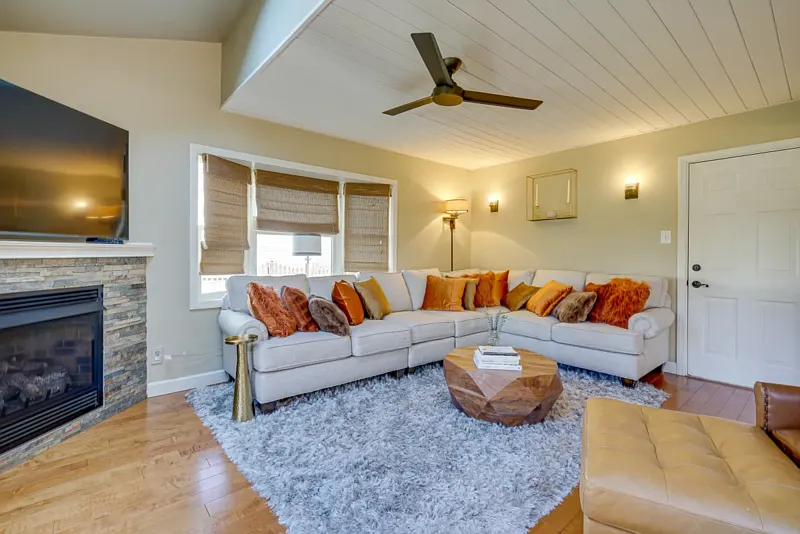 4 bed, 2.5 bath, 3000 sqft, $6,495 — Photo 4
