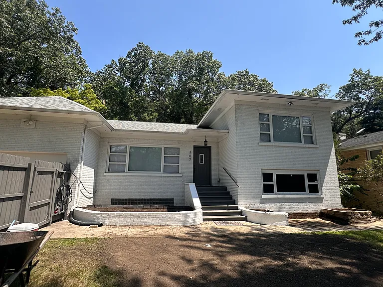 307 N Lake St — Photo 2
