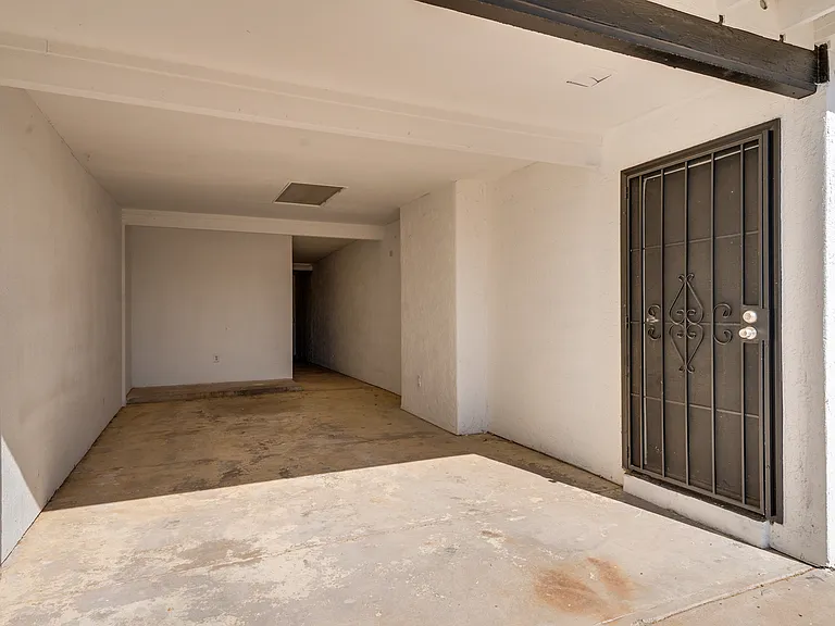 E Celeste Dr — Photo 35