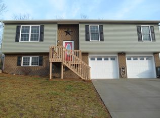 156 Hunters Run Ln, Mt Carmel, TN 37645