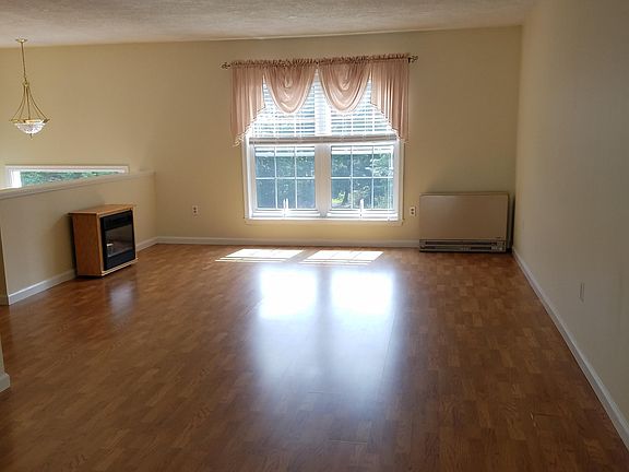 4th image of 227 Sutherland Dr