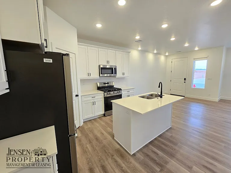 915 W Boxthorn Dr — Photo 1