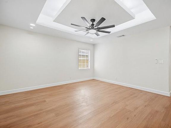 5th image of 2418 Huntington Dr