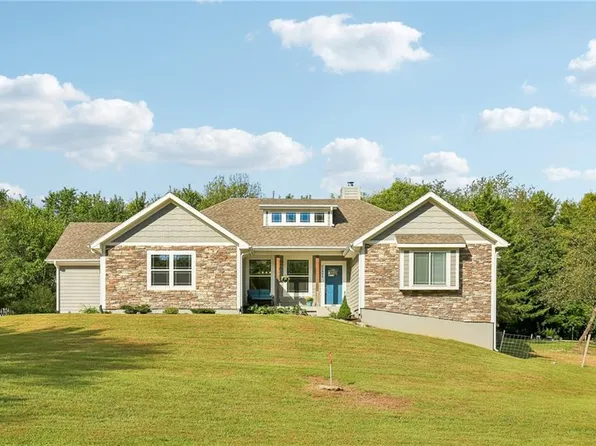 23904 S Lucille Ln, Peculiar, MO 64078