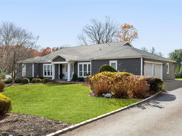 221 Baird Court, Woodbury, NY 11797