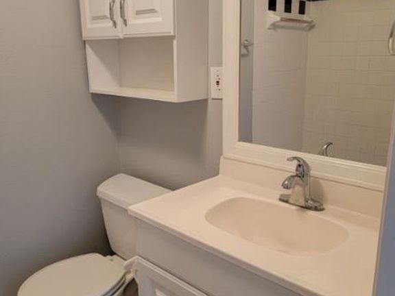 4th image of 200 N Hampton Ave