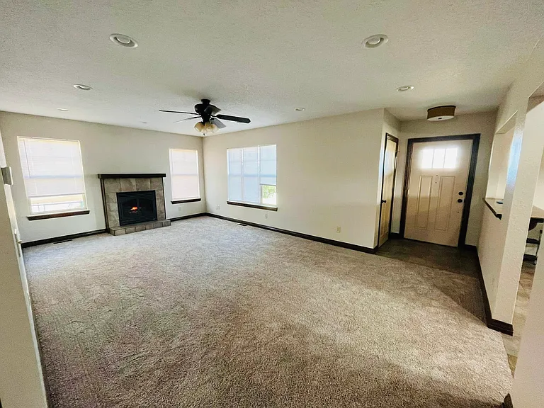 2332 S Pearl Ave — Photo 4