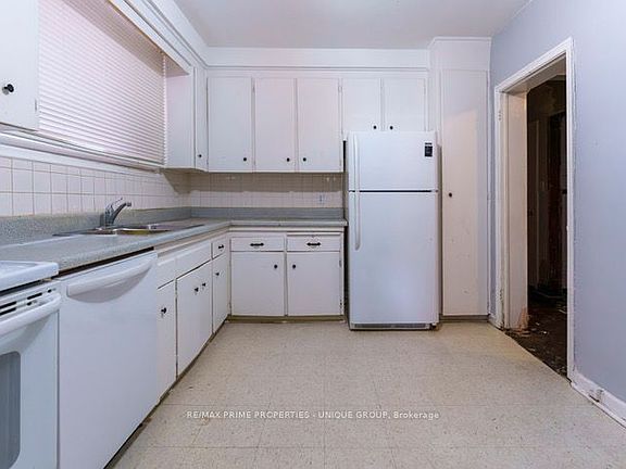3rd image of 47 Heath St E