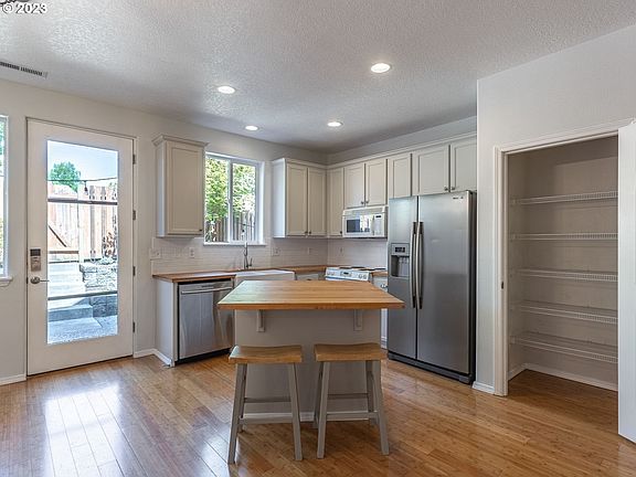 4th image of 5858 SE Woodland Dr