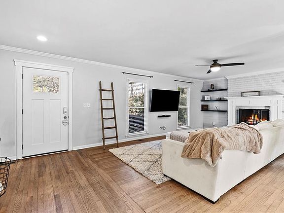 2nd image of 208 Shadowlawn Rd SE