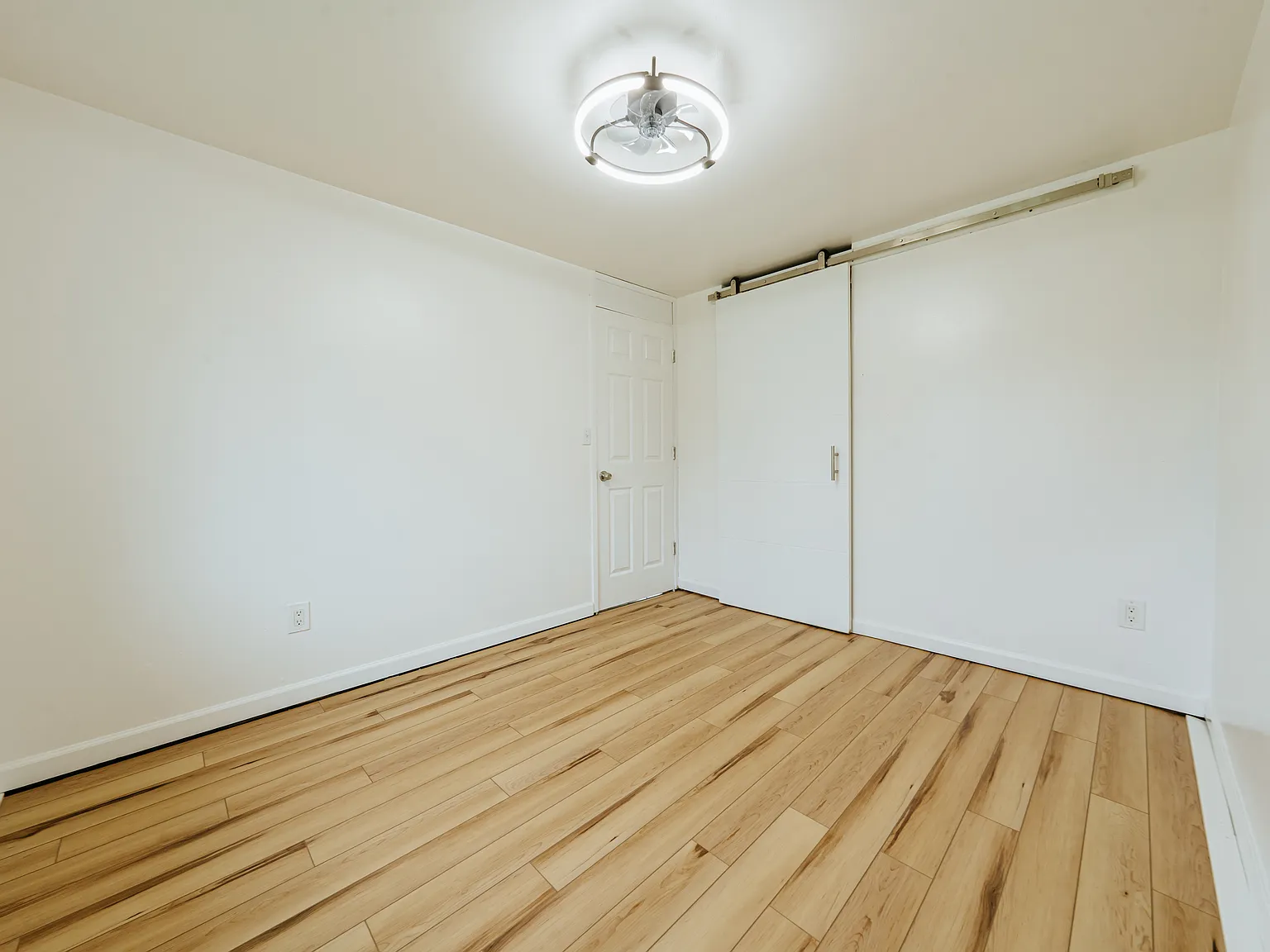 2 bed, 728 sqft, $2,600 — Photo 2