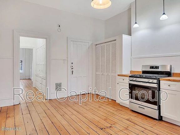 3rd image of 132 Grand St Floor 1
