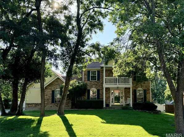 303 Fox Briar Ln, Ballwin, MO 63021