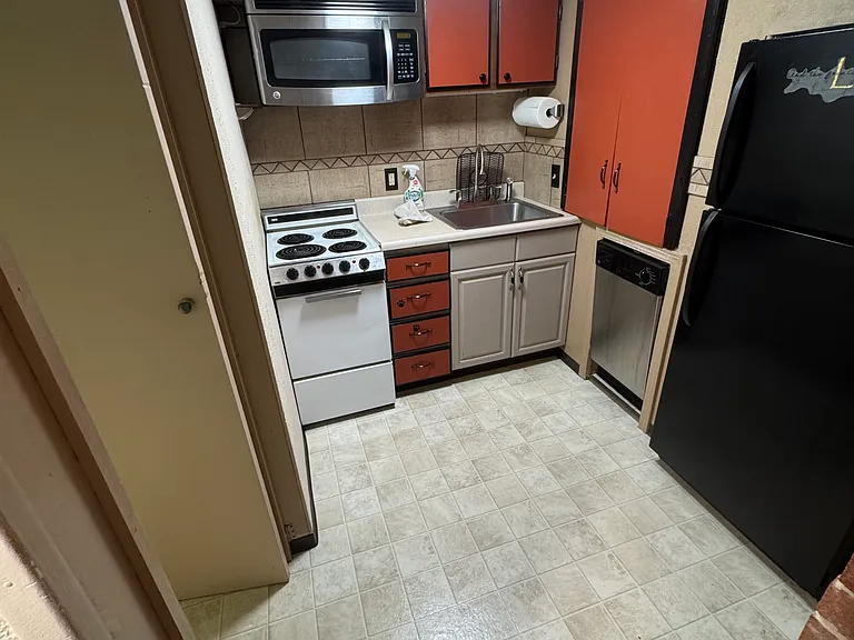 504 Woodford Ave — Photo 4