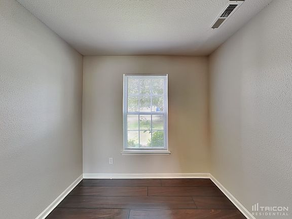 4th image of 3355 Pikes Peak Dr