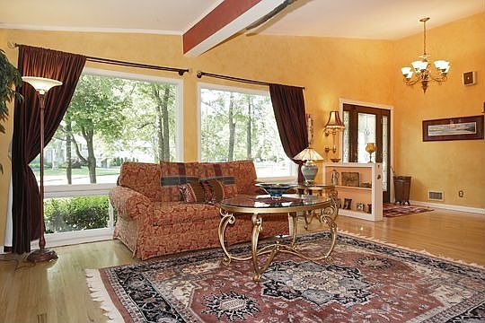 BRIGHT OPEN LIVING RM