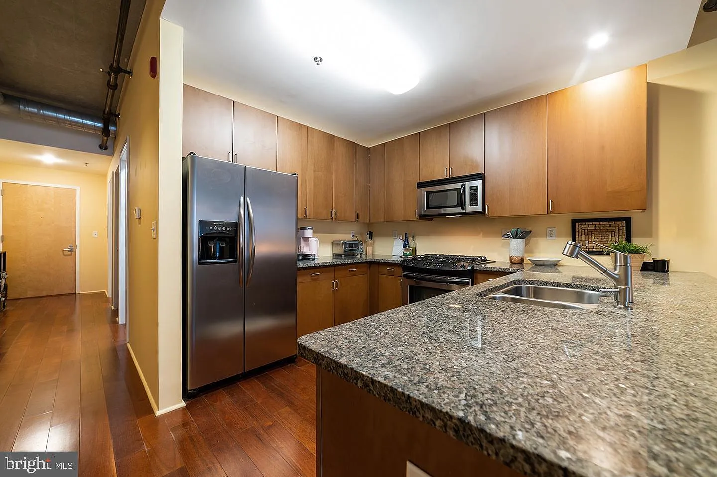 Studio, 812 sqft, $1,900 — Photo 2