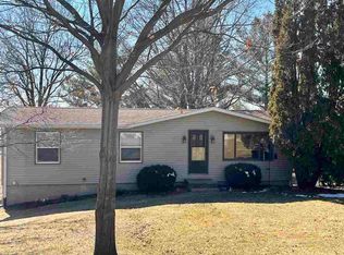 40 Greenview Dr, West Branch, IA 52358