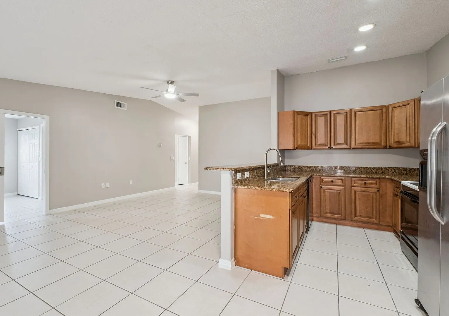 3 BR / 2 BA Home In Royal Manor Villas — Photo 4