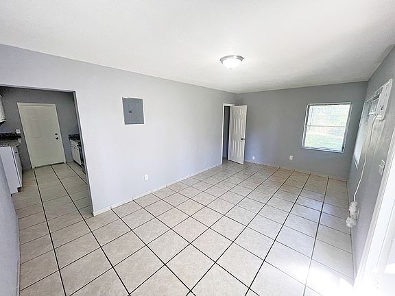 4th image of 505 SE 23rd St APT 3